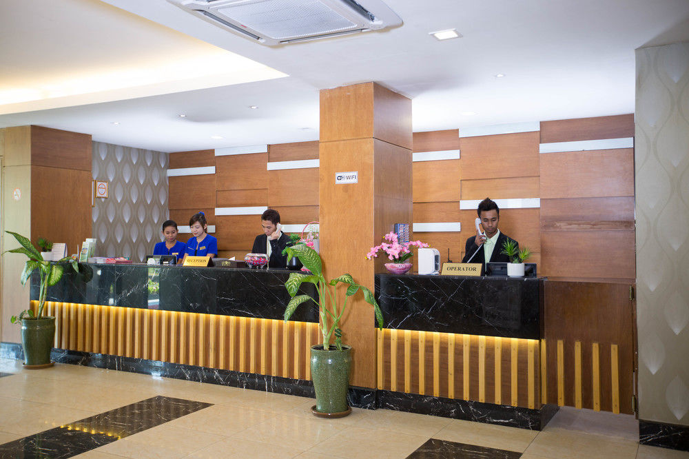 Uptown Hotel Янгон Екстериор снимка