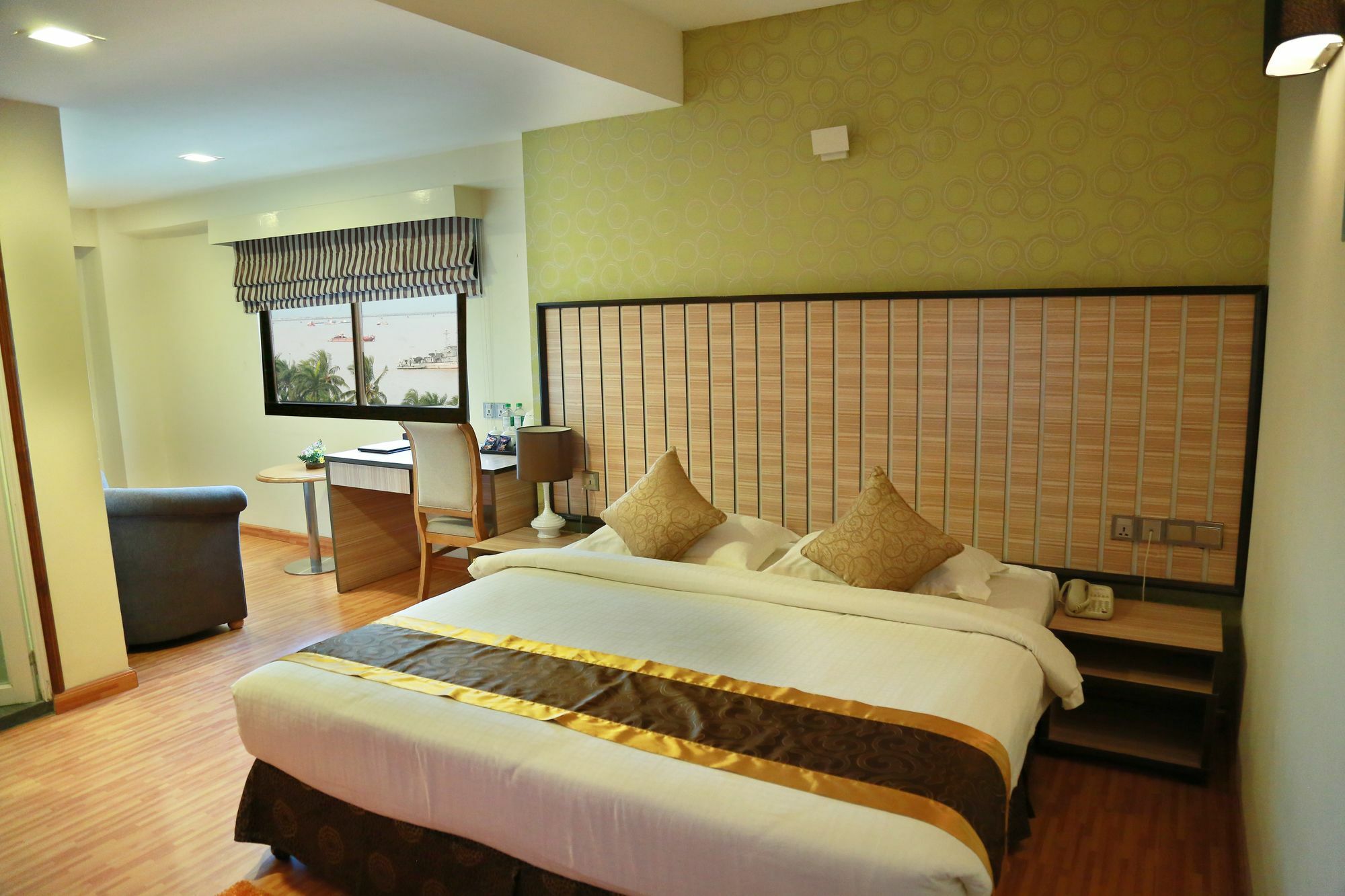 Uptown Hotel Янгон Екстериор снимка