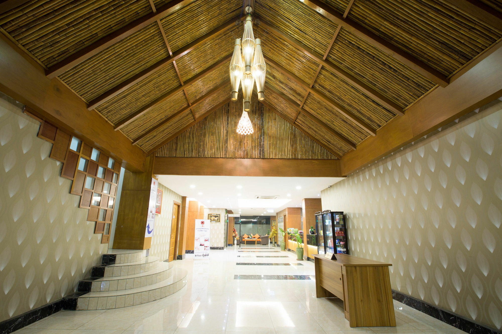 Uptown Hotel Янгон Екстериор снимка