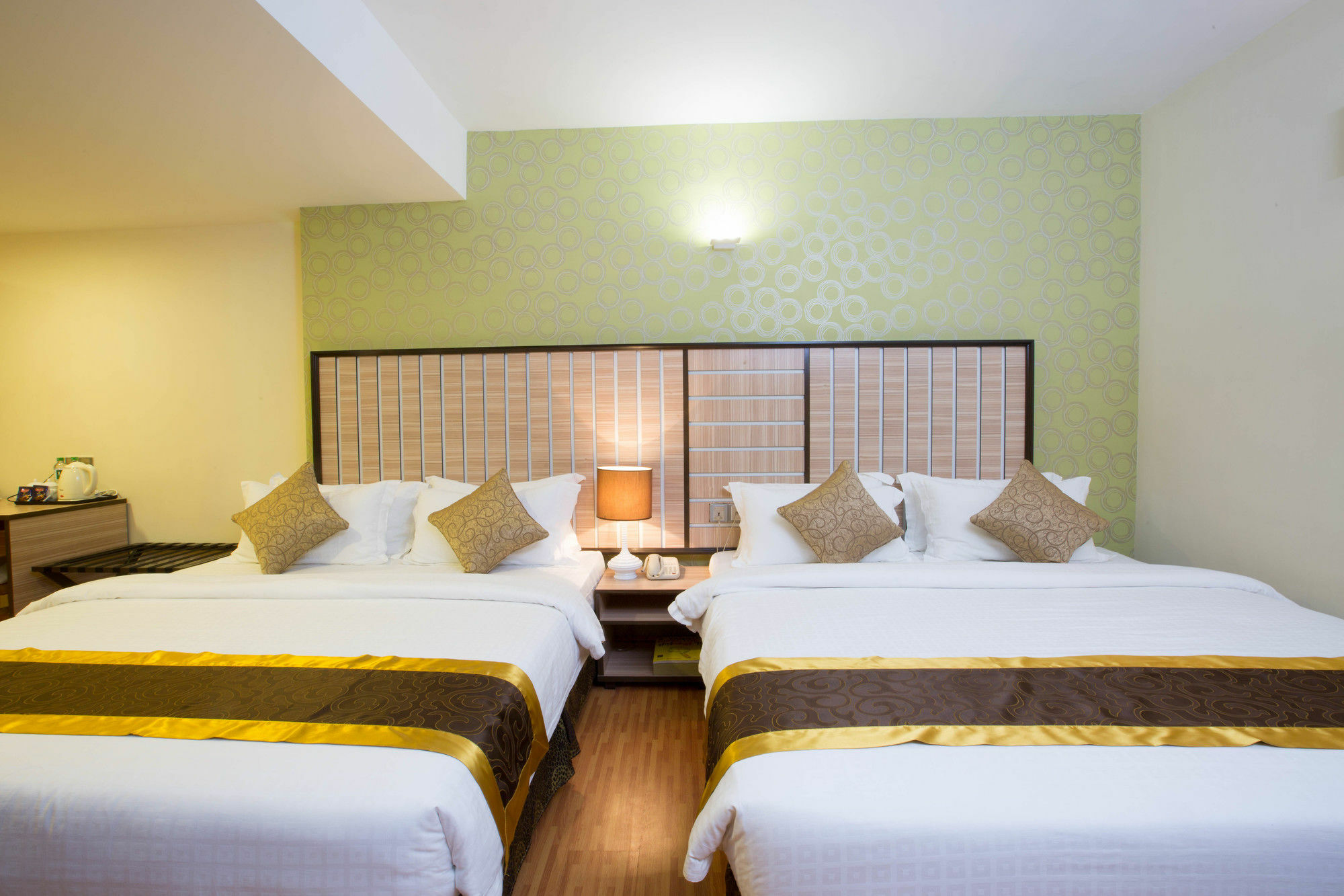Uptown Hotel Янгон Екстериор снимка