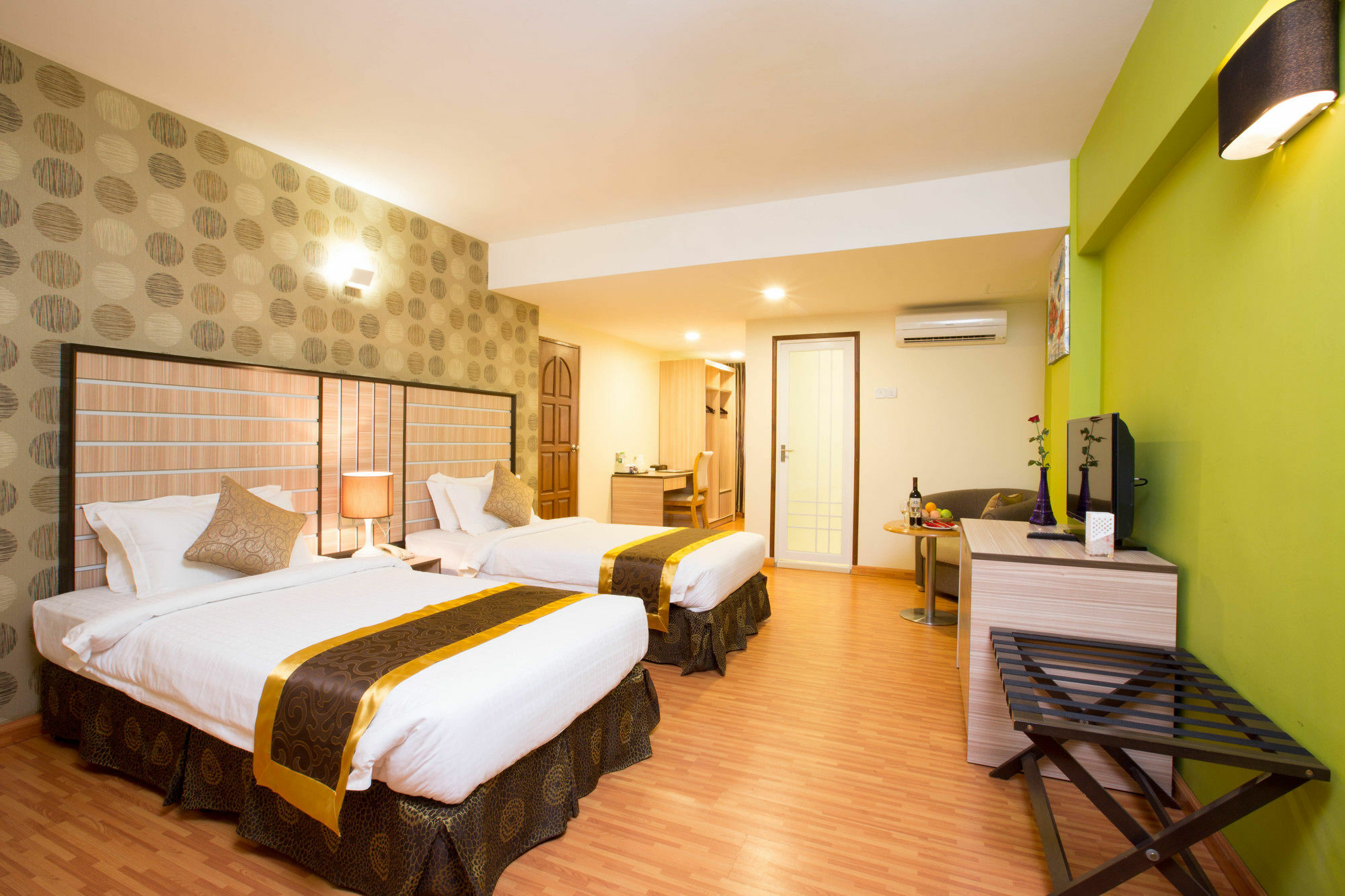 Uptown Hotel Янгон Екстериор снимка