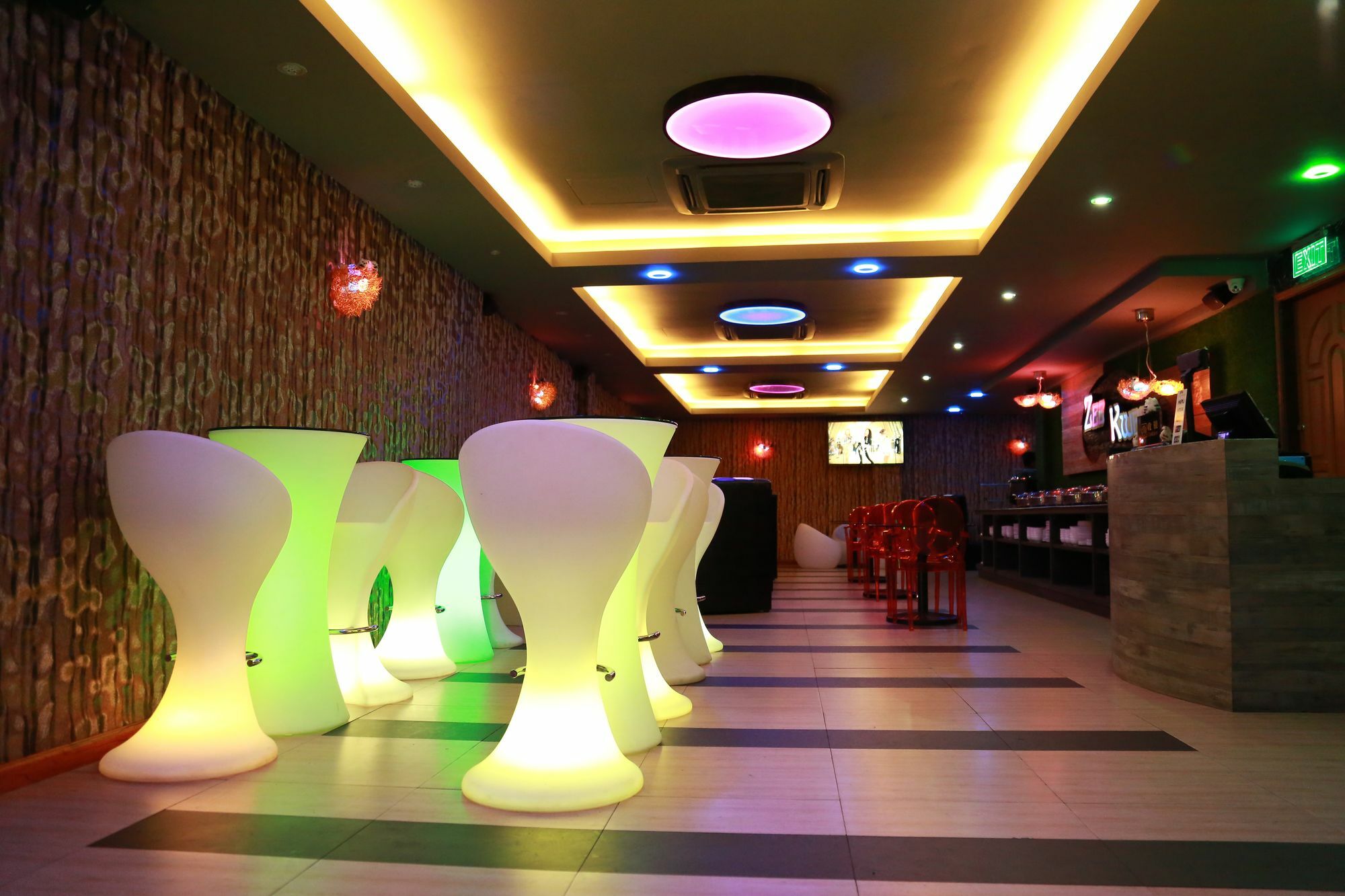 Uptown Hotel Янгон Екстериор снимка