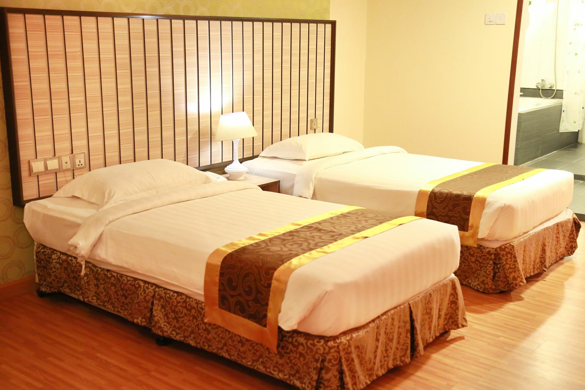 Uptown Hotel Янгон Екстериор снимка