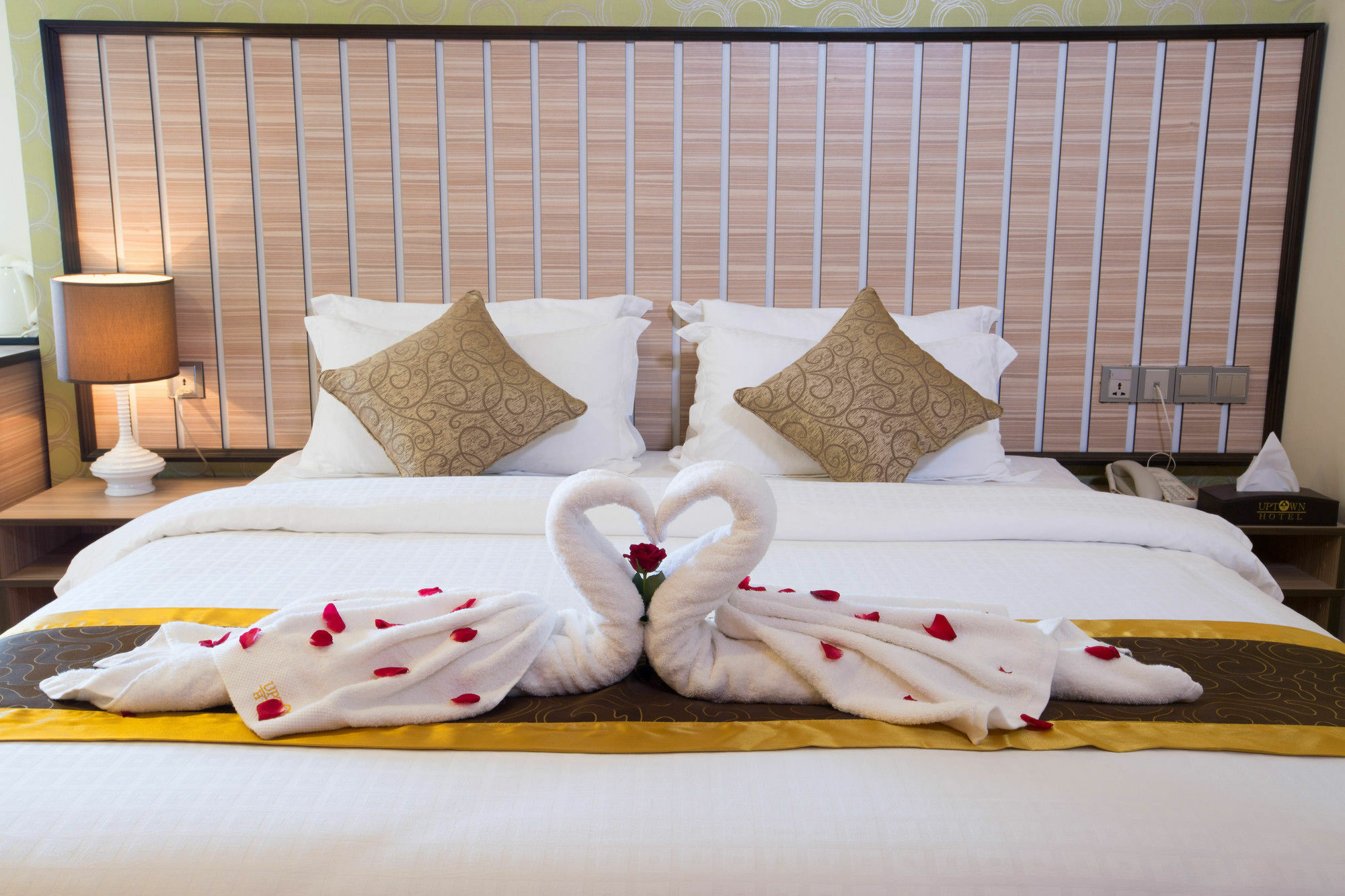 Uptown Hotel Янгон Екстериор снимка